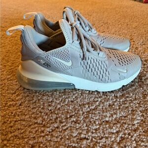 NIKE air max 270s women’s size 8.5